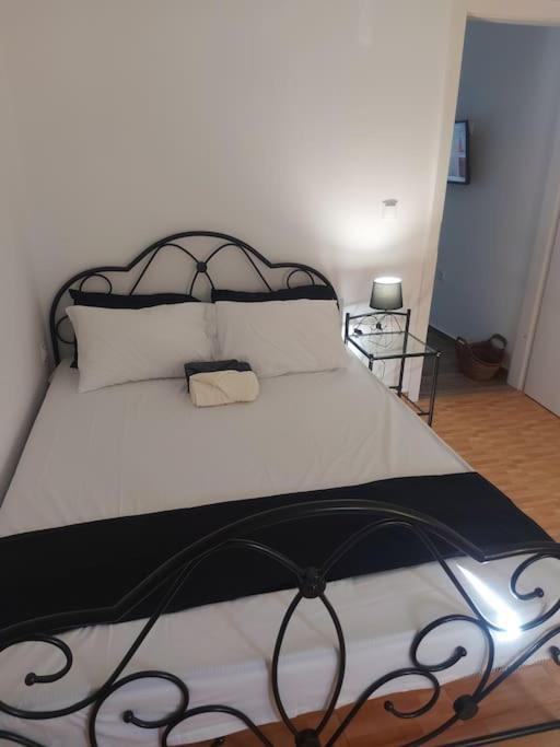 Houlia Home Διαμέρισμα Με Δωρεάν Χώρο Στάθμευσης Steniaí エクステリア 写真